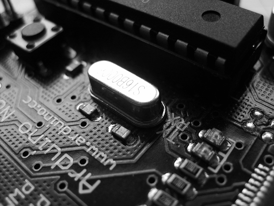 Electrónica aplicada y microcontroladores de código abierto: Luthería digital y arte sonoro