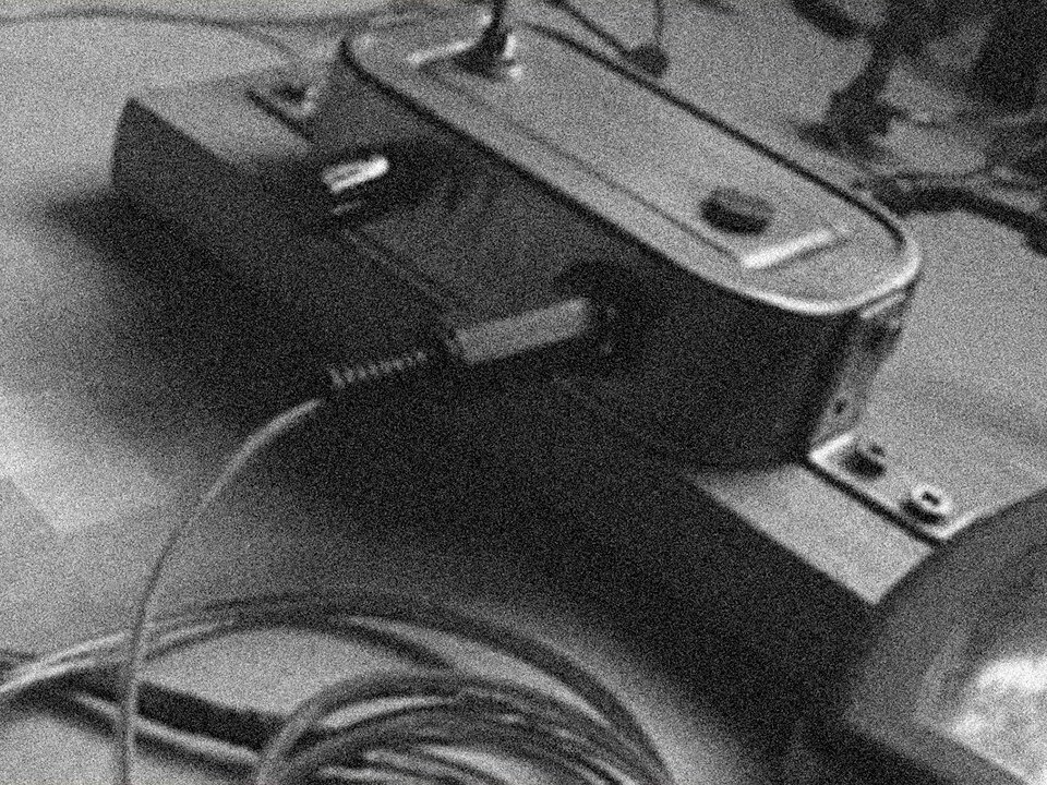 Confección de micrófonos de contacto y exploración sonora