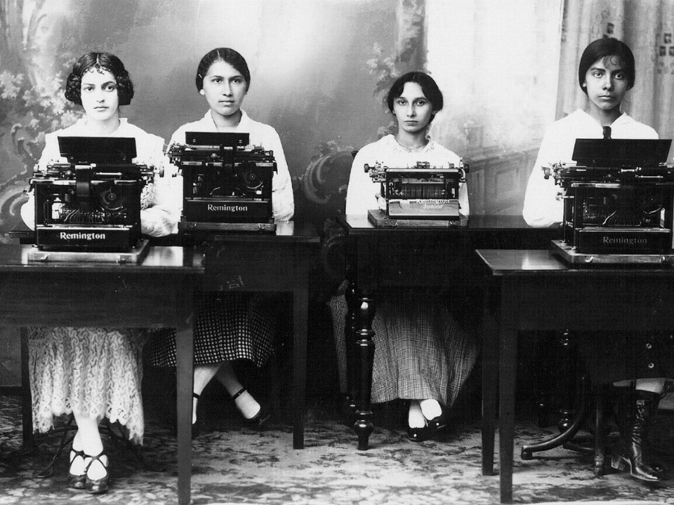 ¿Por qué escribe esa mujer?