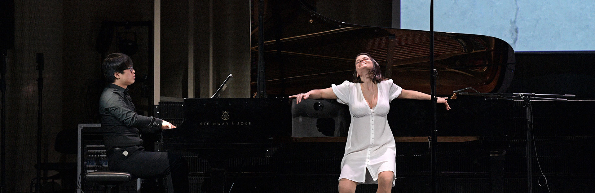 Alicia Martínez y Alejandro Cho, canto y piano