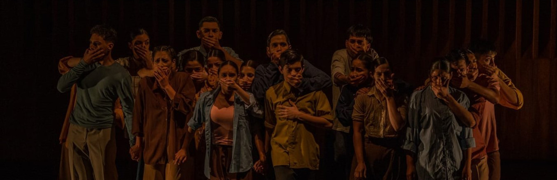 El Ballet Folklórico de la UNA en el acto homenaje de los 12 de la Santa Cruz