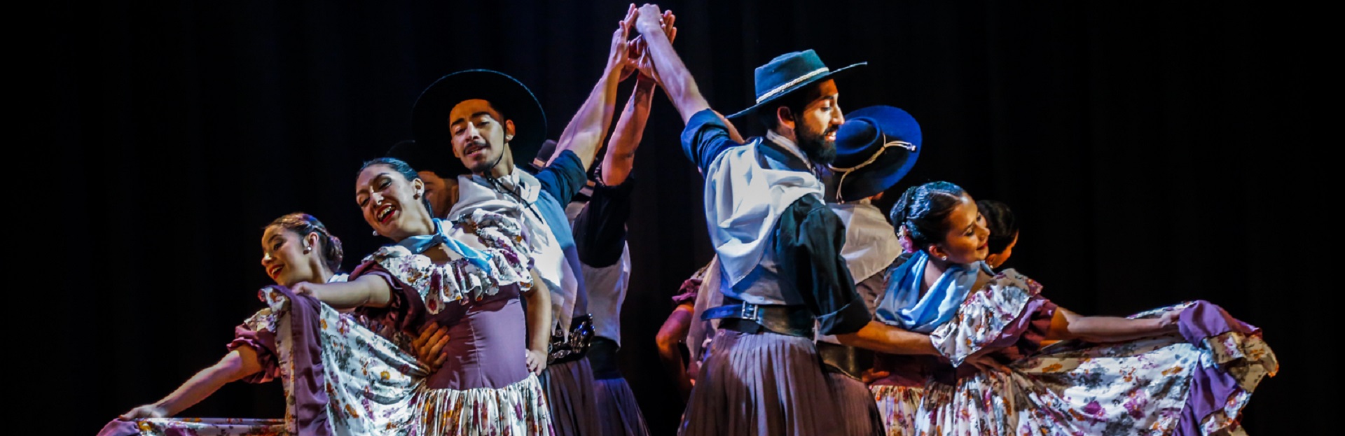 Día de los/as bailarines/as folklóricos/as