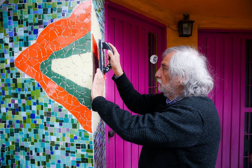 Los secretos de Marino Santa María, el artista que transformó un pasaje de Barracas con pintura y mosaico veneciano