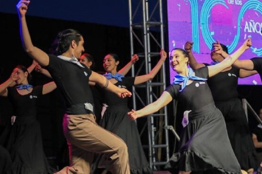 El ballet “RGA – UNA Folk” brilló en el encendido del árbol de Navidad